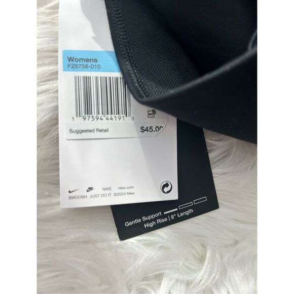 Nike women’s shorts with pockets size medium NWT workout attire shorts - Picture 5 of 5